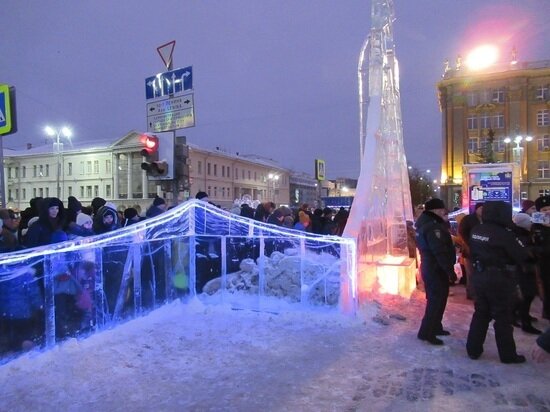     Очередь на самую большую горку в ледовом городке в 2021 году. Фото: Николай Курилов / "МК-Урал".