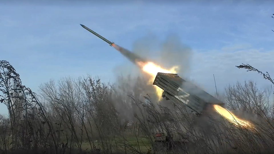     ВС РФ обрушили на позиции националистов снаряды из РСЗО "Торнадо-Г"