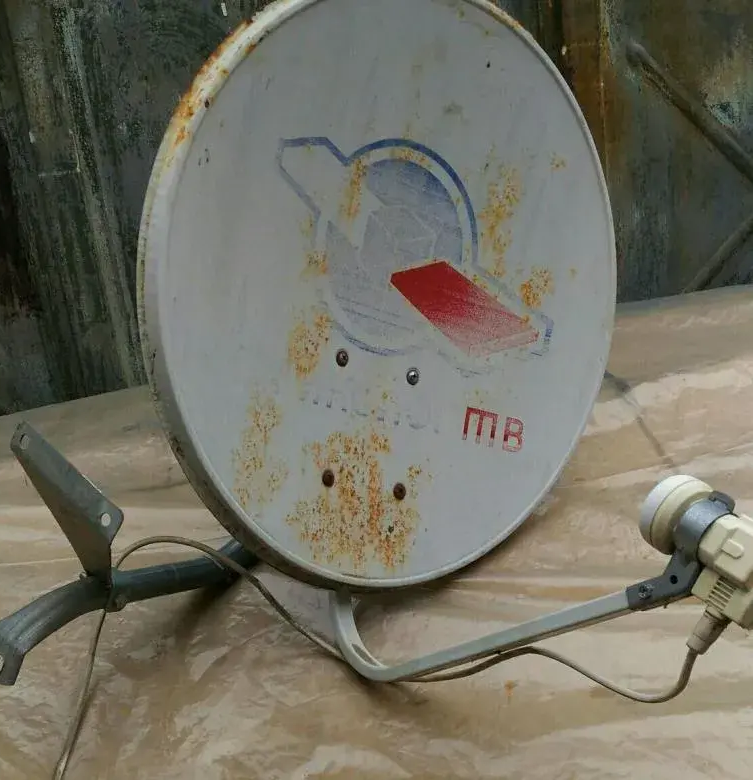 В связи с санкциями, введенными в отношении России, стало известно об очередном повышении цен на услуги телевизионных провайдеров по всей России. Дескать, стало сложнее работать. При этом каждый день блокируются телеканалы.

Что это значит? Совсем скоро, за обыкновенное ТВ нужно будет платить на 1000-1500 рублей больше в обязательном порядке. Все дело в том, что наши телевизонные магнаты стали получать меньше денег.


Но как говорится, в тяжелые времена гибкость — то, что может не только спасти, но и подарить новые возможности. В России появился в продаже российский ресивер, который урезал компаниям прибыль.

Встречайте: убийца Триколора - «TV Flat HD»

Национальный исследовательский университет «МЭИ», при поддержке министерства связи и массовых коммуникаций РФ, разработал и выпустил в продажу цифровой ресивер «TV Flat HD» со встроенным декодером цифровых платных каналов.