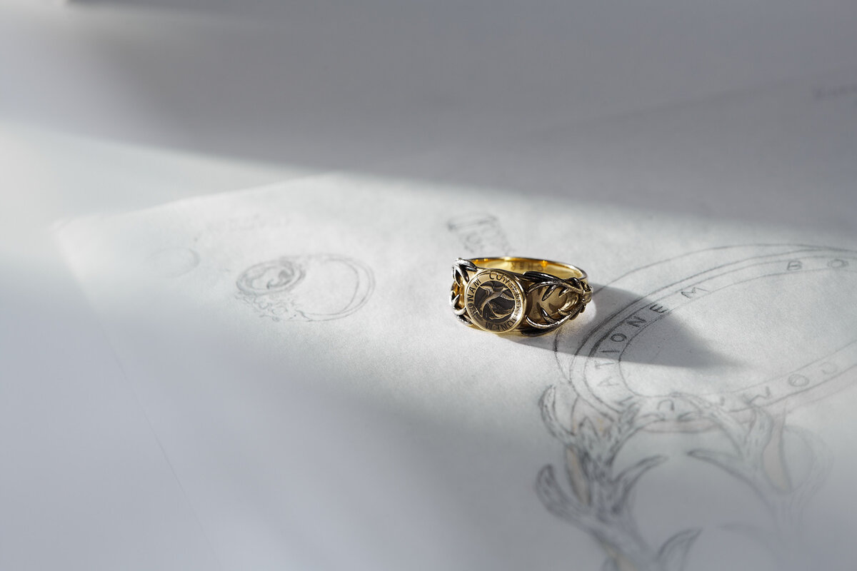 Bonum Comutatum в переводе с латыни означает «Добрых Перемен». Пожелание удачи и девиз, звучащий в начале каждой охоты. Знаковая фраза заключена под кварцевую линзу и расположена по кругу, который поддерживают рогами два оленя. Внутри круга застыла в полете пара фазанов.

Его получают члены клуба, которые участвуют в разных видах охоты.