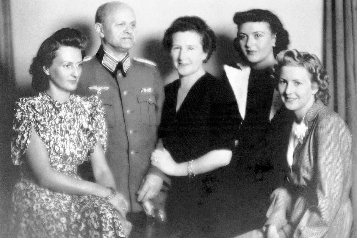 Ева Браун (крайняя справа) с родителями и сестрами/ © Galerie Bilderwelt, Getty Images