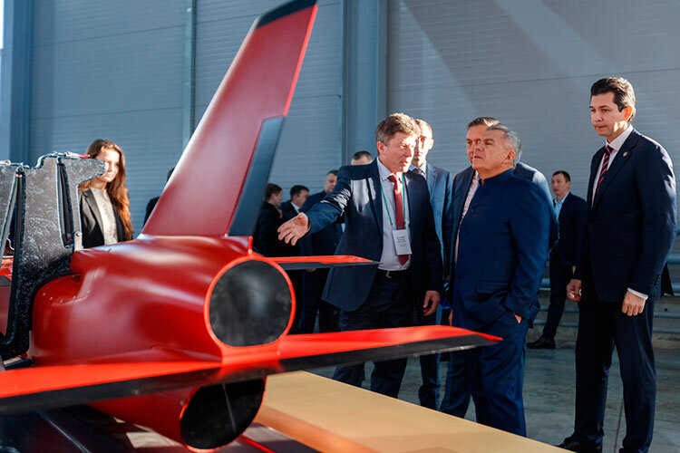  Заинтересовал Рустама Минниханова стенд ООО «Аэрокон»: компания представила мобильный мишенный комплекс «Аспид» для тренировки расчетов ПВО Фото: Сергей Елагин