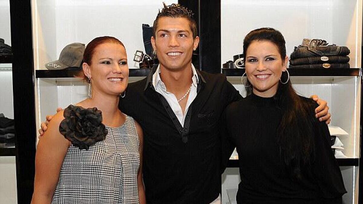    Криштиану Роналду с сестрами Эльмой и Катей© Фото : Социальные сети