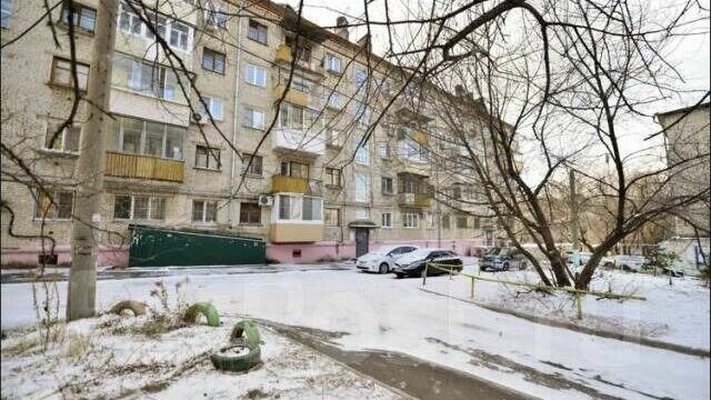     Водителей просят убрать автомобили с проезжей части.