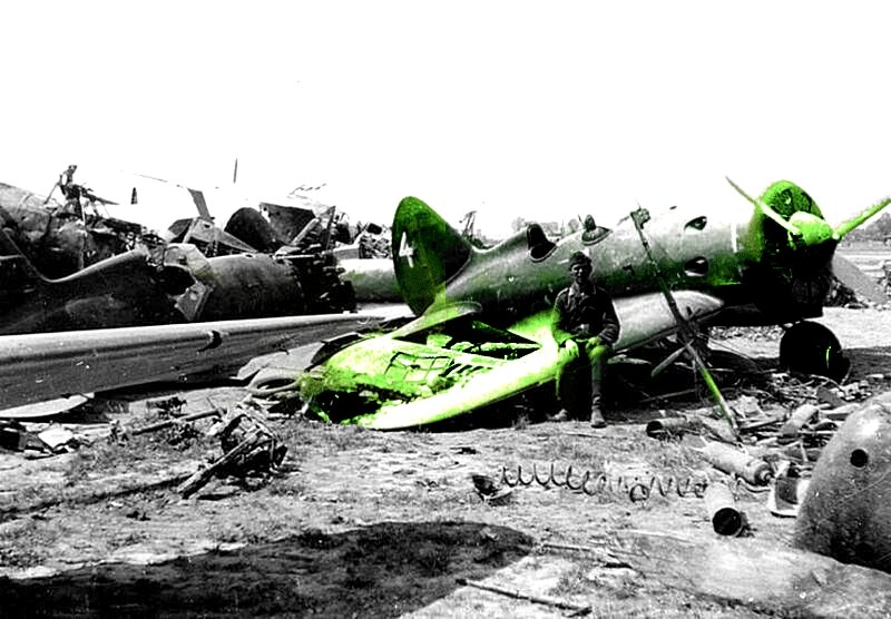 Русские самолеты стояли рядами, представляя для нас отличную цель, - сказал немецкий пилот после того как уничтожил советский аэродром