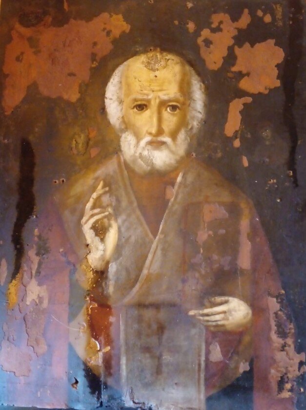 на фотографии видно сильное мироточение иконы Святого Николая Чудотворца