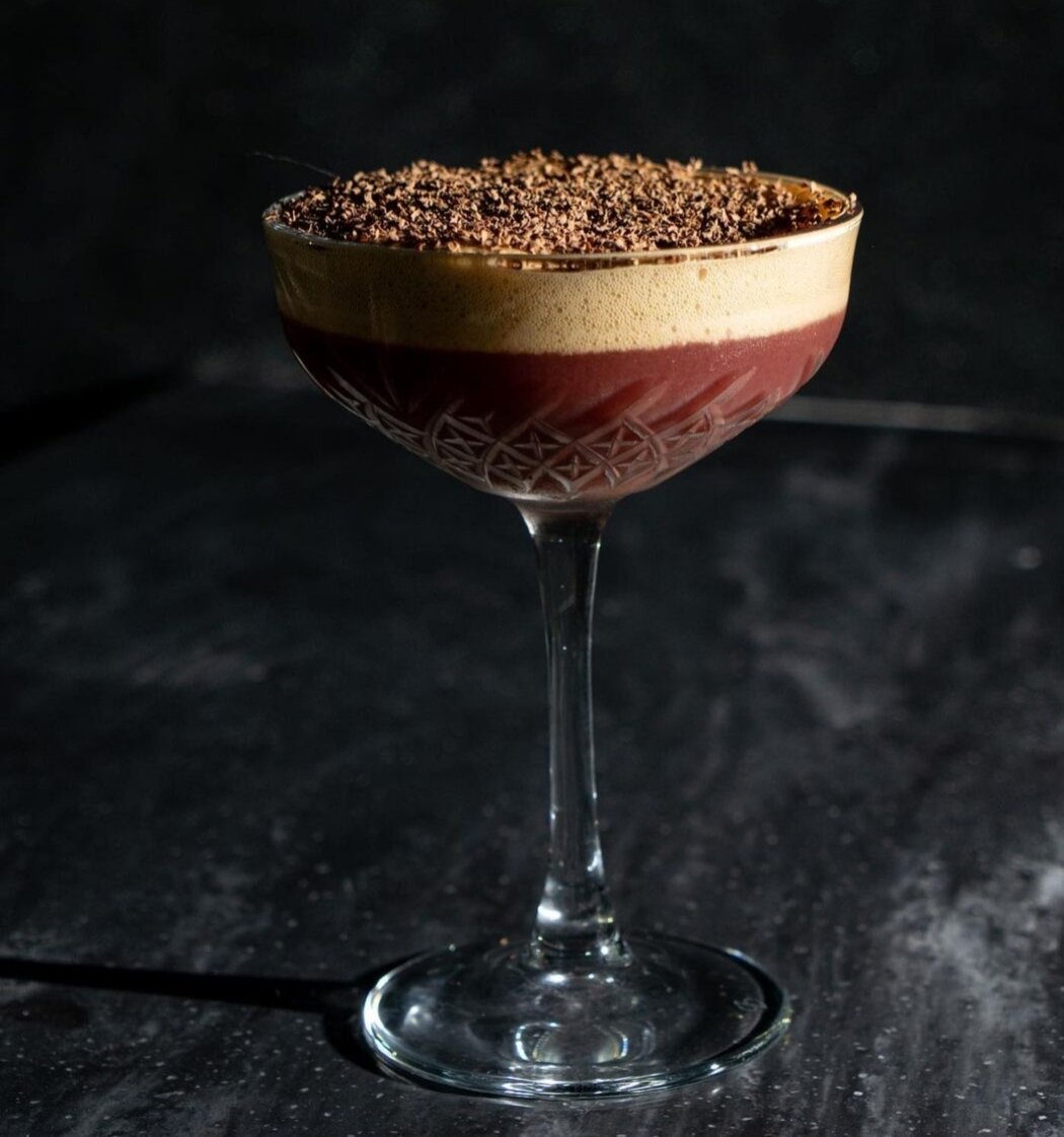 АЛКОГОЛЬ И ТВОЕ ТЕЛО⁣⁣⠀⁣⁣⠀🍷Алкоголь замедляет обмен веществ и провоцирует повышение аппетита + способствует накоплению жира (липогенезу)⁣⁣⠀🫠Простыми словами: КАЖДЫЙ приём алкоголя примерно на 4 дня отбрасывает тебя от тела мечты⁣⁣⠀⁣⁣⠀🍷Он нарушает синтез белка тем самым тормозит процесс наращивания мышечной массы, он разрушает мышцы. Понижая так же уровень тестостерона и повышая кортизола.⁣⁣⠀🫠 как же долго растут мышцы. По зернышку, по семечку... Если ты не генетический джекпот: и этот полумёртвый процесс начнёт стагнировать ⁣⁣⠀⁣⁣⠀🍷После посещения спортзала запрещено пить алкоголь. Ваша печень будет подвержена просто сумасшедшей нагрузке + печень перестанет разрушать лактат и превращать его в глюкозу. Из-за этого вы будете ощущать слабость и боль в мышцах⁣⁣⠀🫠ненавижу боль. Алкоголь буквально разламывает меня на части, мигрень дробит череп сутками, это неистовая плата за туманный взгляд и сомнительный вкус ⁣⁣⠀⁣⁣⠀🍷Алкоголь содержит сахар, фермент печени превратит весь алкоголь в сахар, сахар в жир⁣⁣⠀🫠справедливости ради: алкоголь без еды не накапливает жир. Но алкоголь без еды почти не встречается 😉 на наших столах. ⁣⁣⠀Переесть под алкоголем - ЛЕГКО⁣⁣⠀⁣⁣⠀🍷Красное вино, это единственный алкоголь, который имеет пользу, все благодаря ресвератролу🫠все есть лекарство и все есть яд. Я почти не видела людей, ограничивающихся 1 бокалом вина. Скорее они не будут вовсе пить алкоголь ⁣⁣⠀