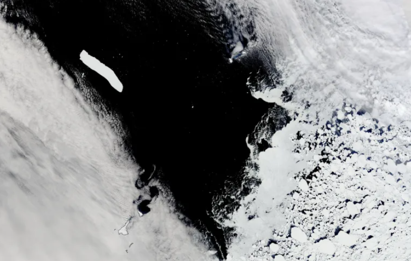 Айсберг А-76А проходит через перевал Дрейка. Источник: НАСА.