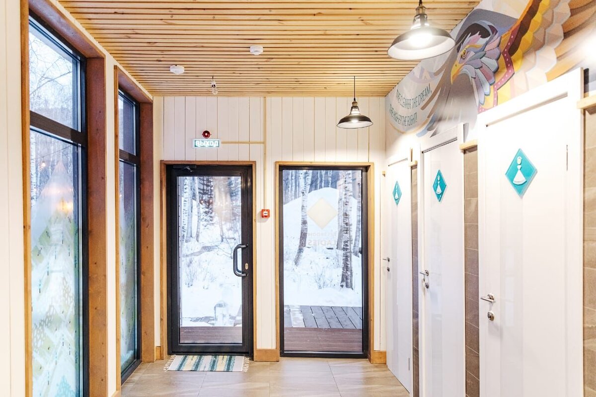 Туалеты и душевые находятся в отдельно стоящем здании. © Фото: daydreamrussia