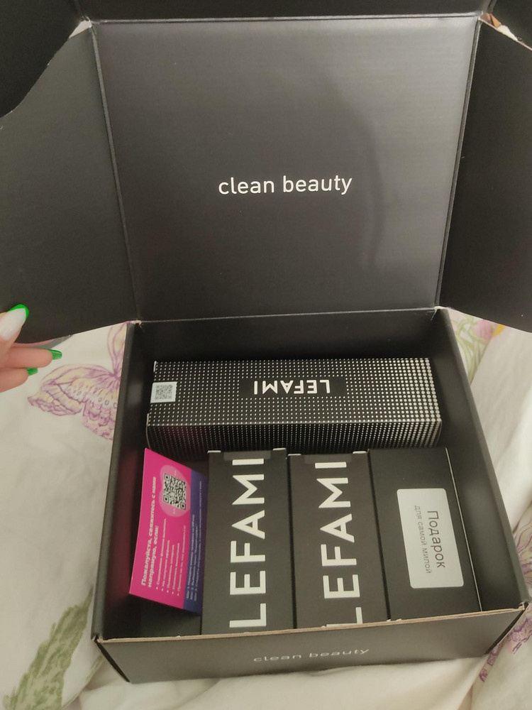 Симпатичный черный кейс содержит 