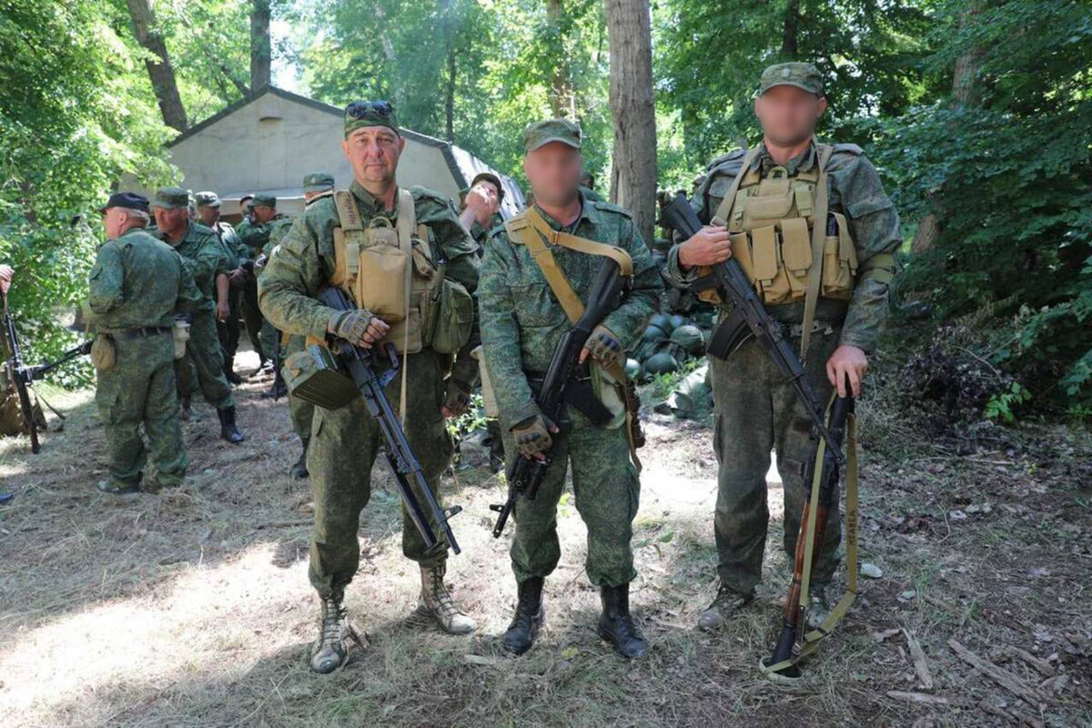     Сергей Зиятдинов (крайний слева) / Фото из личного архива