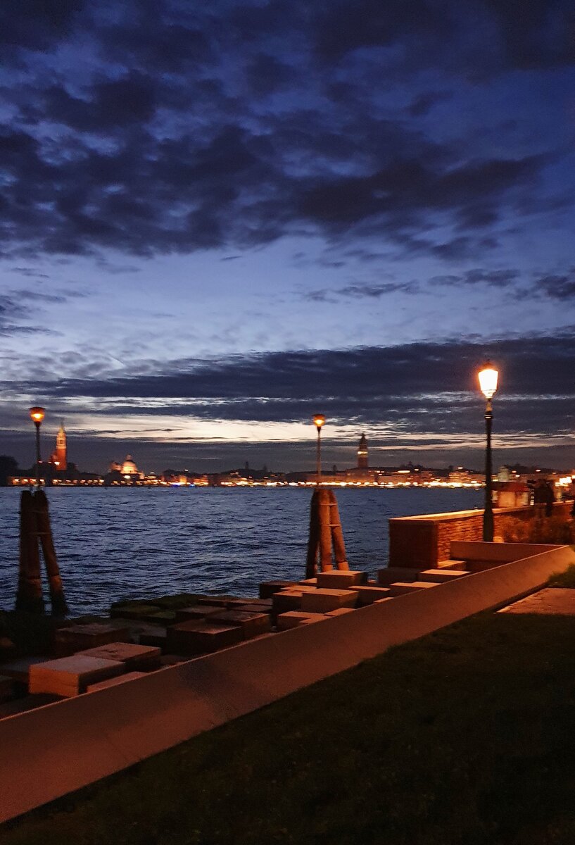 Пожалуй, оставлю тут красивое фото вечерней Венеции