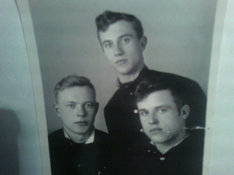 Алексей в центре.  Учеба в училище.  фото из семейного альбома