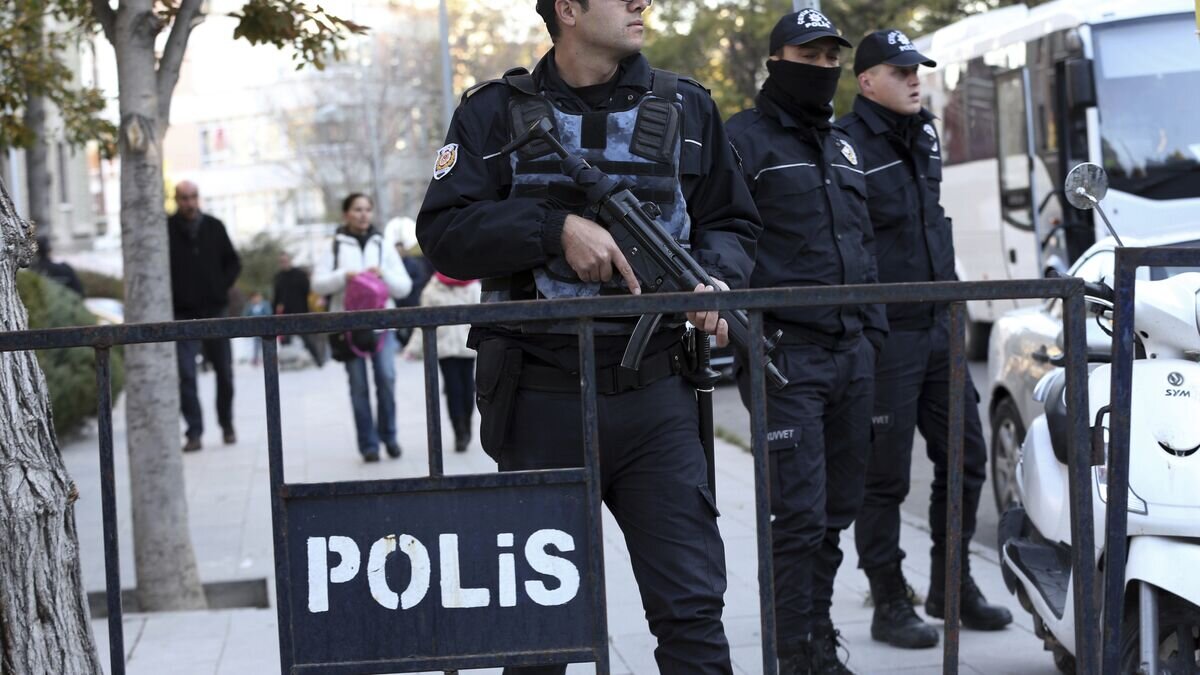    Сотрудники правоохранительных органов Турции в Анкаре© AP Photo / Burhan Ozbilici