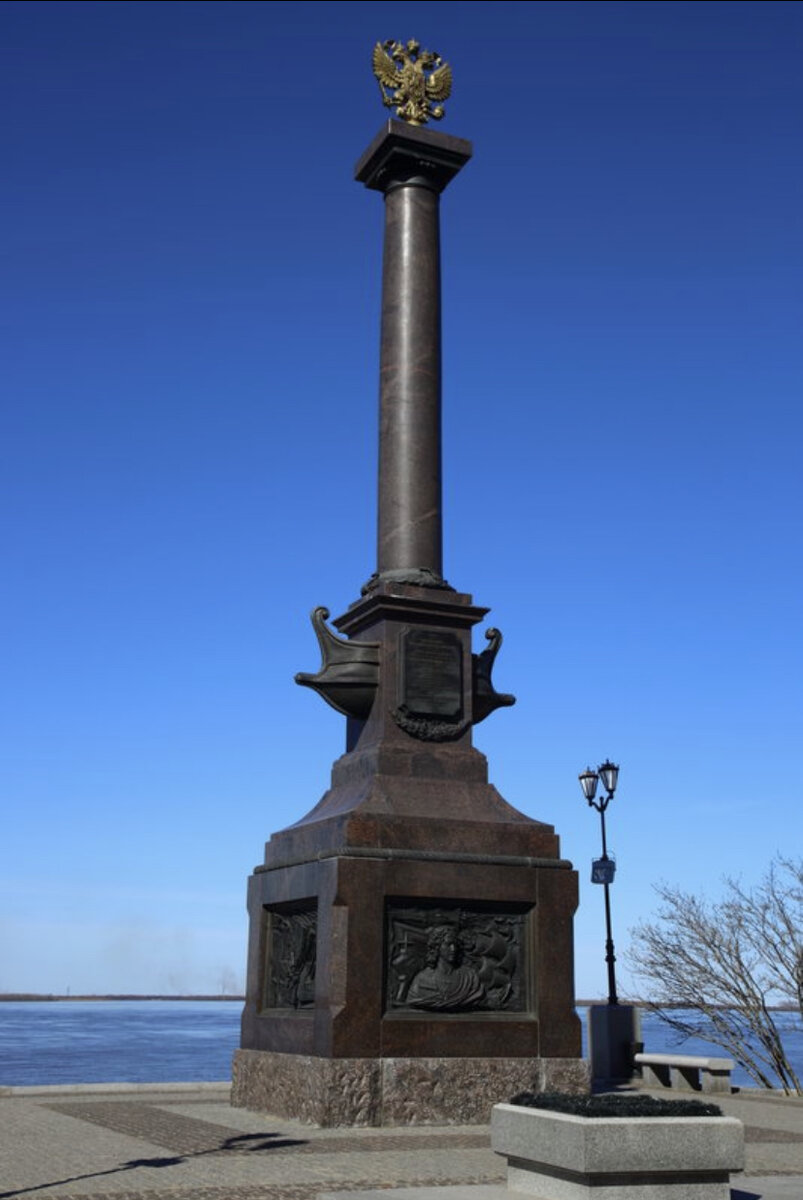 Памятная Стелла в Архангельске, установленная в 2011 году на набережной Северной Двины и посвящённая присвоению ему почётного звания Города воинской славы. Фото из открытых источников 