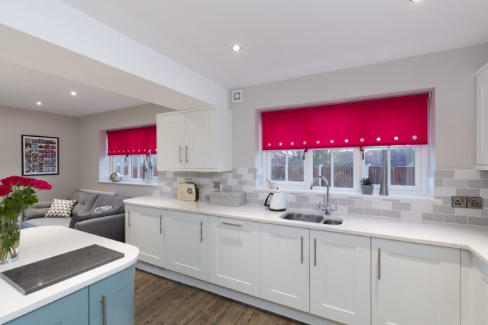 Рулонная штора, целиком закрывающая окно