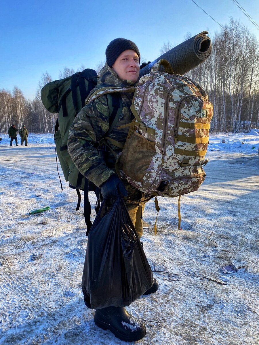 Мы едем в машине. Мне хочется сказать что-то важное и ценное. Теперь не понятно, когда мы встретимся и есть шанс, что и не встретимся вовсе. Вроде бы я что-то понял в этой жизни. Понял, потому что у меня было время подумать и, наверное, потому, что я отказался от каких-либо других дел. Но вместе с тем, перед тем как подъехать к твоему дому, пришло понимание того, что все советы бессмысленны. Если человек живёт другой жизнью, если у него другие ценности, то ты ему ничего полезного не скажешь. Может он хочет веселиться, прожигать жизнь, копить интересные встречи, а ты ему предлагаешь заняться астрономией и завести аквариум с муравьями, чтобы наблюдать за жизнью этой цивилизации. И тогда выходит, что делясь идеями, тыкаешь пальцем в небо. Хотя, с другой стороны, жажда поделиться опытом, даёт возможность лучше этот опыт осмыслить и главное, никогда не знаешь кому и как ты поможешь, а значит если есть что сказать, то не стоит молчать. 
В последние годы моё мировоззрение менялось так стремительно, будто я прожил жизнь нескольких людей. Словно кто-то взял мою личность и включил ускоренную перемотку, чтобы отмотать мою жизнь в сторону зрелого самостоятельного человека, которым мне ещё предстоит стать. По крайней мере я в это верю. 
Кажется, ещё вчера я был поглощён Москвой, её суетной шумной жизнью. Мечтал устроиться в дерзкий и амбициозный стартап, который будет расположен в пентхаусе в центре города и покорить вместе с ним мир. Но вслед за любовью пришло разочарование. Цветная красивая этикетка оказалась пустышкой. В лощёных людях с приветливыми улыбками, слетевшимися на дизайнерские офисы, высокий уровень жизни, возможность круто подняться, как мотыльки на пламя свечи, я не видел искренности. В их расширенных зрачках прятались духовная нищета, идейный вакуум, горечь от понимания бессмысленности собственной жизни. 
Когда душа устала терпеть мои самоистязания ради эфемерной радости жизни в столицы – я был бит, сломлен, подавлен и отправлен внутренним голосом на историческую Родину. Моя попытка вернуться к ярму, против которого однажды восстала душа – потерпела полнейшее фиаско. Вскоре поезд Москва-Симферополь повёз меня к следующей главе жизни.
После Москвы, чувствуя себя сбитым лётчиком, я лечил свою уставшую от вранья и обещаний измениться душу одиночеством, сдобренным морем, горами и запахом сосновой смолы. Мне казалось я упал с олимпа и больше никогда не смогу стоять на ногах. Не смотря на то, что мне не нравилось то чем я занимался в Москве, глупое чувство разочарования в собственном несовершенстве долго не давало мне перестроиться и принять новую жизнь. «Сейчас приеду в Крым и наконец напишу книгу, я же талантливый, у меня всё получится» - говорил я родителям. Но до книги прошло ещё 2,5 года, а мне предстояло учиться, учиться и ещё раз учиться. 
6 месяцев в раю залечили мои раны и мне предстояло отправиться в дальнейшее путешествие. Я чувствовал, что мне нужно вернуться в Новосибирск, что там я найду новые инструкции. Так и вышло. Я нашёл нужную работу, остепенился, перестал заниматься тем, в чём не видел смысла и пожертвовав качеством зарплаты оказался на месте, которое дало мне возможность развиваться. Эту возможность я не упустил. Теперь каждая свободная минута наполнялась книгами, творчеством, размышлениями о жизни. Каждый день стал работой над дисциплиной, памятью, фантазией. У меня поменялась диета, я стал делать зарядку, медитировал дважды в день и голодал. Менялся мой досуг, вместо посиделок с друзьями, я мог тратить выходные на творчество, кормил по воскресеньям бездомных и участвовал в программах коллективной медитации. Отыскав для себя сообщество людей, которые хотят раздвинуть привычные рамки и точно так же как я борются со своими демонами, я всецело окунулся в новую одухотворенную жизнь. 
А потом пришло лето, которое принесло мне любовь. 9-ти летнее одиночество закончилось, и я встретил ту, которую так долго ждал. Любовь стала зеркалом, в котором я увидел настоящего себя, увидел результаты всех трудов над собой. Вместе с тем она стала пазлом, что позволил окончательно разглядеть картину души, чтобы принять себя, свои задачи, глубинные ценности. Иногда, открываясь другим, мы будто даём устное согласие на то, чтобы прожить свою жизнь. И чтобы идти в нужном направлении, важно знать куда тебе надо. 
Вслед за летом пришла золотая теплая осень. И я знал, что этой осенью в моей жизни случится нечто важное. Голос проснувшийся на секунду души, обещал мне большие перемены через три года. И какого же было моё удивление, когда прямо на работу мне принесли повестку, что стала очередной разделительной чертой жизни. 
Палатка стала лакмусовой бумажкой, которая приоткрыла для меня вуаль внутреннего содержания. Я понял, что не сложно быть хорошим, когда живёшь в относительном комфорте. А любить жизнь нужно в любом состоянии. Но испытывать эти чувства можно лишь тогда, тогда ты занят делом. Но не просто делом, а тем делом, в котором видишь свой смысл и которое продвигает тебя по пути, который ты выбрал. И тут, как оказалось, где бы я не был, как бы тяжело мне не приходилось, я всегда могу заниматься тем, что будет мне полезно. Я узнал, что ни место, ни окружение, ни что-либо ещё теперь не властны надо мной. Что если есть хотя бы минимальная безопасность, когда жизни ничего не угрожает, то я могу отправиться во внутреннее путешествие, где буду осмыслять весь тот материал, с которым я познакомился за последние годы. Ведь опыт, чтобы он стал знанием, нужно не только пережить, но и осмыслить. 
Последние три года я жил словно в волшебной сказке. Научившись слушать внутренний голос, я часто оказывался в состоянии вдохновения, где ко мне приходило понимание что нужно делать дальше, куда идти. А если я сбивался, то голос интуиции корректировал мой курс, иногда устраивая мне встряску, чтобы я снова проснулся. Голос из моего «прекрасного далёко» указывал направление, но когда вдохновение исчезало, мне обычно предстояли не малые труды, чтобы осилить ту дорогу, что ждала меня впереди. Вот и теперь меня ждут труды, наверное, самые не простые за всю мою жизнь. Но вместе с тем я привык к подобным поворотам. И главное подготовился внутренне, принял войну, нашёл для себя смысл, узнал лучше нашу историю, познакомился с великими личностями, которые эту историю писали. Смог посмотреть на всё другими глазами. Без злости, ненависти, обид и прочих негативных эмоций, которые стремится пришить пропаганда. И всё же я увидел неизбежность того, что случилось и своего участия в этом деле. 
В прошлом посте я писал, что нам не всегда легко принять те испытания, которые подкидывает жизнь. Особенно это сложно сделать, если не имеешь никакой цели или твоя цель – быть комнатным растением, которое ни хочет ничего кроме чувственных удовольствий. С такими ценностями вообще испытания не нужны, но такая жизнь сделает любого пустым, однобоким, слабым, безынициативным. Такая жизнь – это рак души, но к сожалению, не все об этом знают. Но вернёмся к людям, которые не стремятся к животной жизни. Трудно быть сильным, пока не отыщешь своего пути. Но все ли должны найти этой путь? Раньше я думал, что да, а теперь сильно сомневаюсь. Вместе с тем, в чём я точно уверен – важно прожить свою жизнь. Не смотреть бесконечно по сторонам, не завидовать кому-то, не желать судьбы другого, не огорчаться что ты не добился того, чего добились другие. И чтобы не было путаницы, под путём я подразумеваю духовный личностный рост, постоянное преодоление себя, понимание своего предназначения. Жить же своей жизнью – находится в своей стихии, в ладу с внутренними ценностями, в окружении единомышленников, быть хорошим человеком. 
Знание пути – даёт свободу. Тебе больше никто не нужен, ты становишься независим от мнений, только твой внутренний голос, он же твоя совесть, он же интуиция направляет тебя в этом путешествии. И чтобы так жить, нужно отторгнуть от себя лишнее, что постоянно сбивает и тянет не туда. Вместе с тем, здесь ты получаешь самого себя и тот мир, который тебя породил. И чтобы нормально функционировать, придётся решить абсолютно все экзистенциальные и обыденные вопросы и периодически проводить инвентаризацию. Весь любое серьезное испытание будет сбивать все твои настройки и требовать предельно быстро перестроиться под новые условия.  
Машина доехала до стоянки. Я вышел из машины, вытащил вещи. 
«Пока друг, береги себя!» - скажешь мне ты.
«Пока друг!» - отвечу я тебе. 
