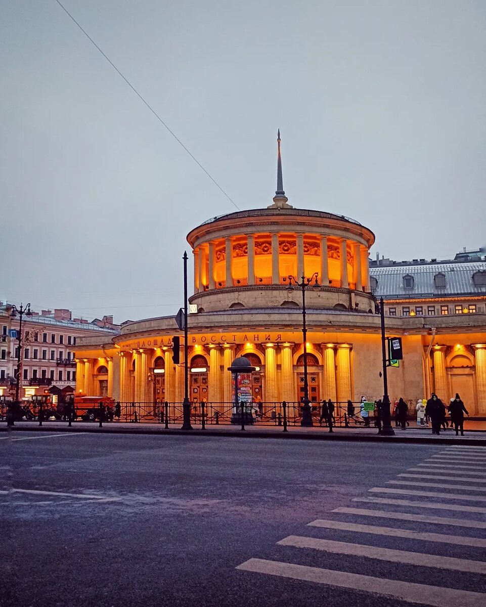 Вестибюль станции "Площадь Восстания". Здесь и далее - фото автора, если не указано иное