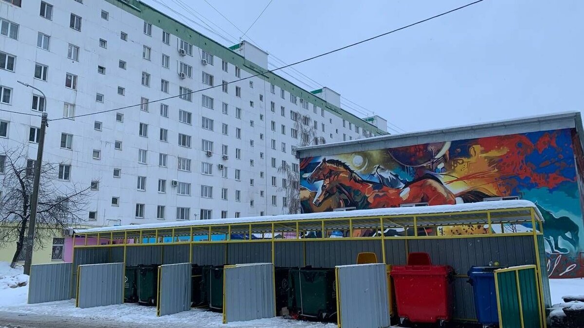     Аккуратно закрытые контейнеры оголились, но закрыть их обратно не спешат.