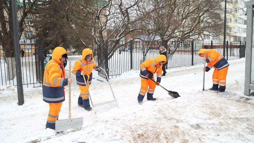    Уборка снега в Подмосковье © Telegram-канал «Дороги и транспорт МО»