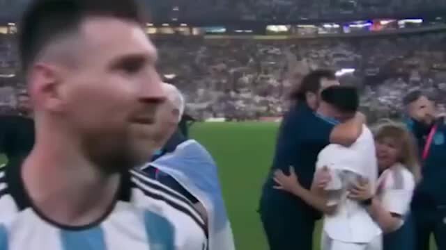    Лионель Месси с мамой и командой Видео: ВПШ