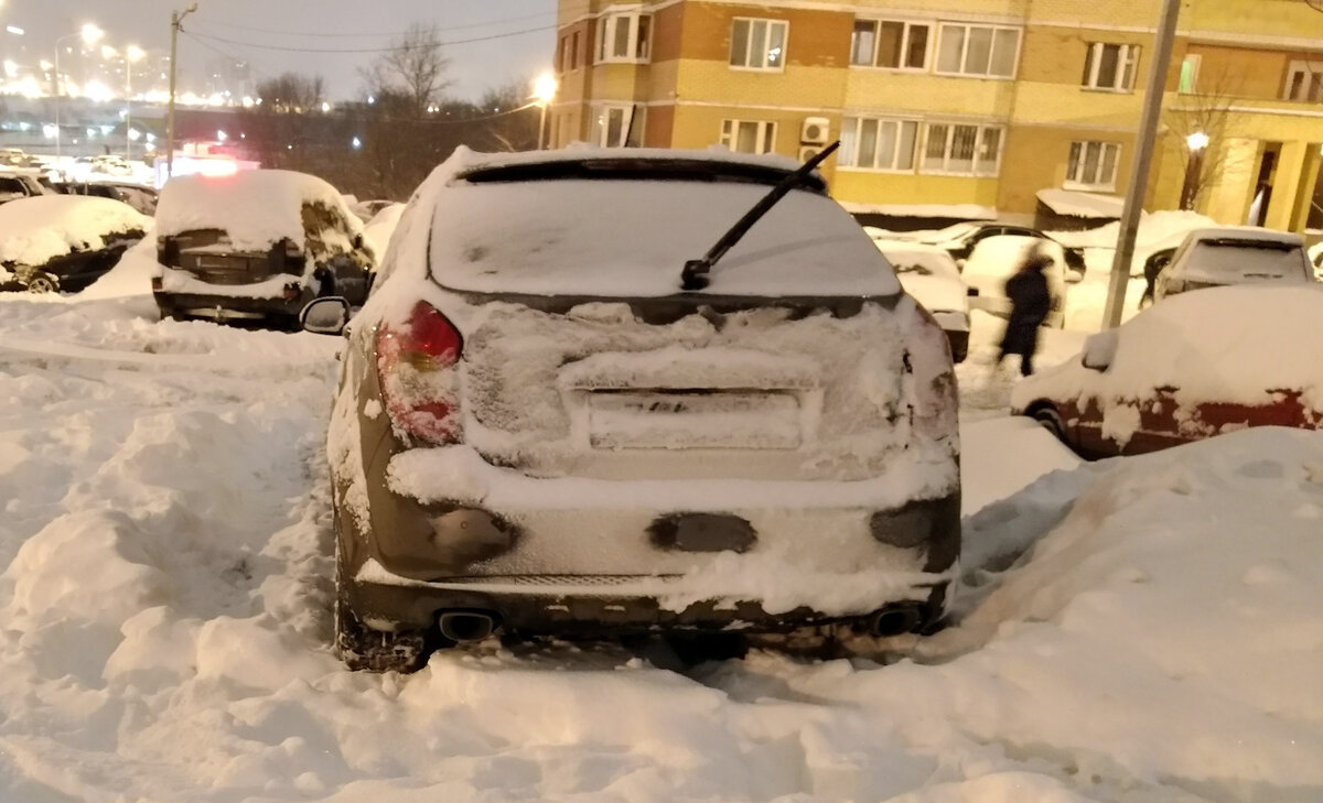 Девушки толкают застрявший автомобиль