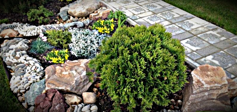 Простейший вариант мини альпийской горки вблизи тропинки или домика