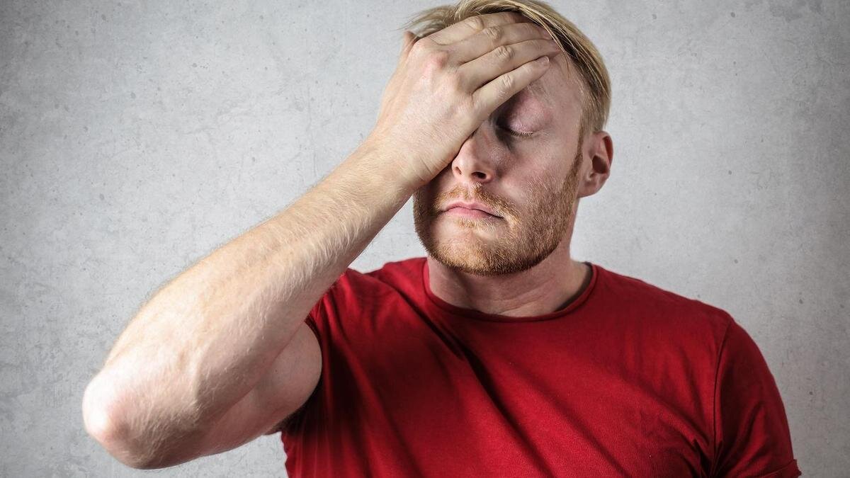    Мужчина держится за голову:pexels.com