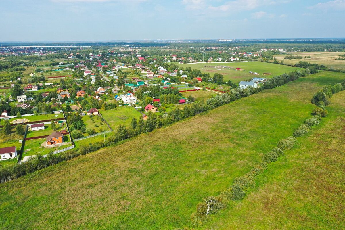 Львиную долю загородной недвижимости, выставленной на продажу в Московской области, составляют участки без подряда. Земля занимает 88% первичного рынка «загородки».