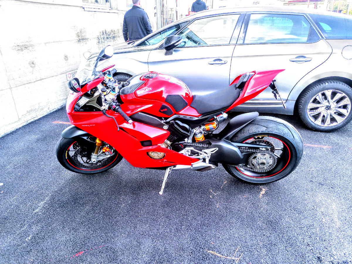 Я знал о новом произведении искусства инженеров DUCATI, но то что встречу лично да ещё версий S, не ожидал был приятно шокирован, чего не скажешь о хозяине байка, тот точно был шокирован, когда я рванул к нему и начал расспрашивать за байк со своим трёх словным английским начал меня отталкивать что-то за полицию начал бормотать но потом в суть вник что я без вреда просто пытаюсь за мот разузнать и тут Остапа понесло всё показал всё рассказал я ни хрена не понял но было интересно в общих чертах я понял так как характеристики этого зверя знал.
Мощность двигателя увеличена до 215,5 л.с. при 13 000 об/мин (исполнение только для ЕС), применена новая коробка передач SBK с увеличенными передаточными числами для I, II и VI передач. Новое управления крутящим моментом гарантирует водителю возможность всегда иметь оптимальную тягу при открытии дроссельной заслонки.ШАССИ Ось одностороннего алюминиевого маятника подвески теперь расположена на 4 мм выше. Модель оснащена новой передней герметизированной вилкой Öhlins NPX 25/30 с электронным управлением, в которой используется демпфирующий газонаполненный картридж с ходом штока 125 мм.Конструкция сиденья и топливного бака была переработана, чтобы максимально повысить эффективность управления и свести к минимуму физические усилия, необходимые для езды.Новая логика режима мощности с 4 конфигурациями двигателя для удовлетворения потребностей любого гонщика — от профессионала до любителя.