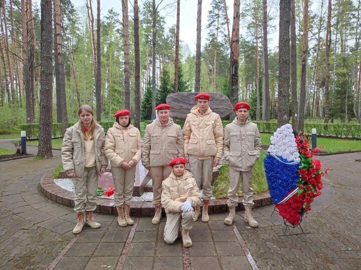     фото: МОУ Мишкинская СОШ. София Дорофеева (посередине) с членами отряда юнармии.