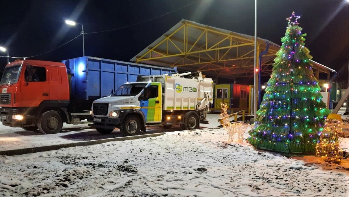     В этом году зелёных красавиц из ПЭТ-бутылок вновь установили на мусоросортировочных заводах в Тюмени, Тобольске и Ишиме.