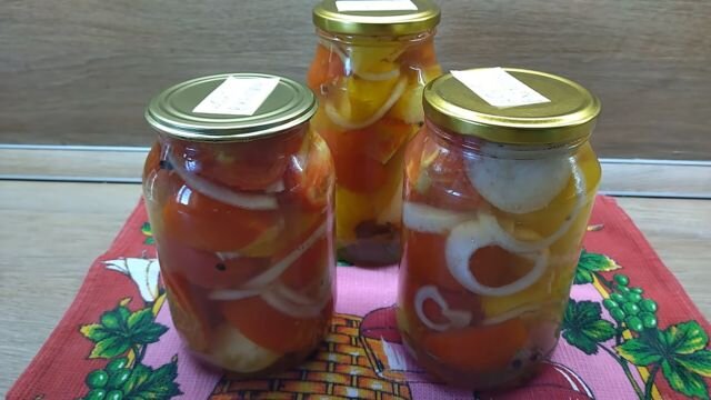 Помидоры в желатине рецепт на литровую. Томаты в желе на зиму. Помидоры с луком и маслом на зиму с желе. Помидоры в желатине рецепт на литровую. Помидоры в желатине дольками.