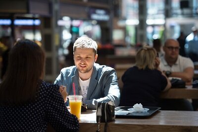    Посетители фудмолла "Депо" в Москве ©Илья Питалев РИА Новости