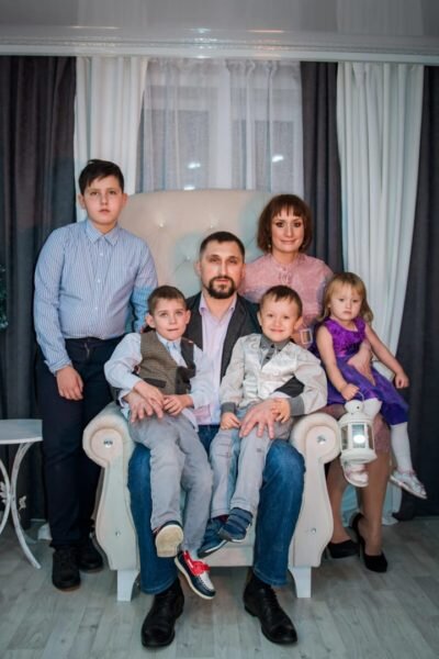 Артем, Костя, папа Николай, Рома, мама Елена, Маша.