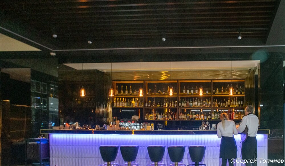 Вид на барную стойку