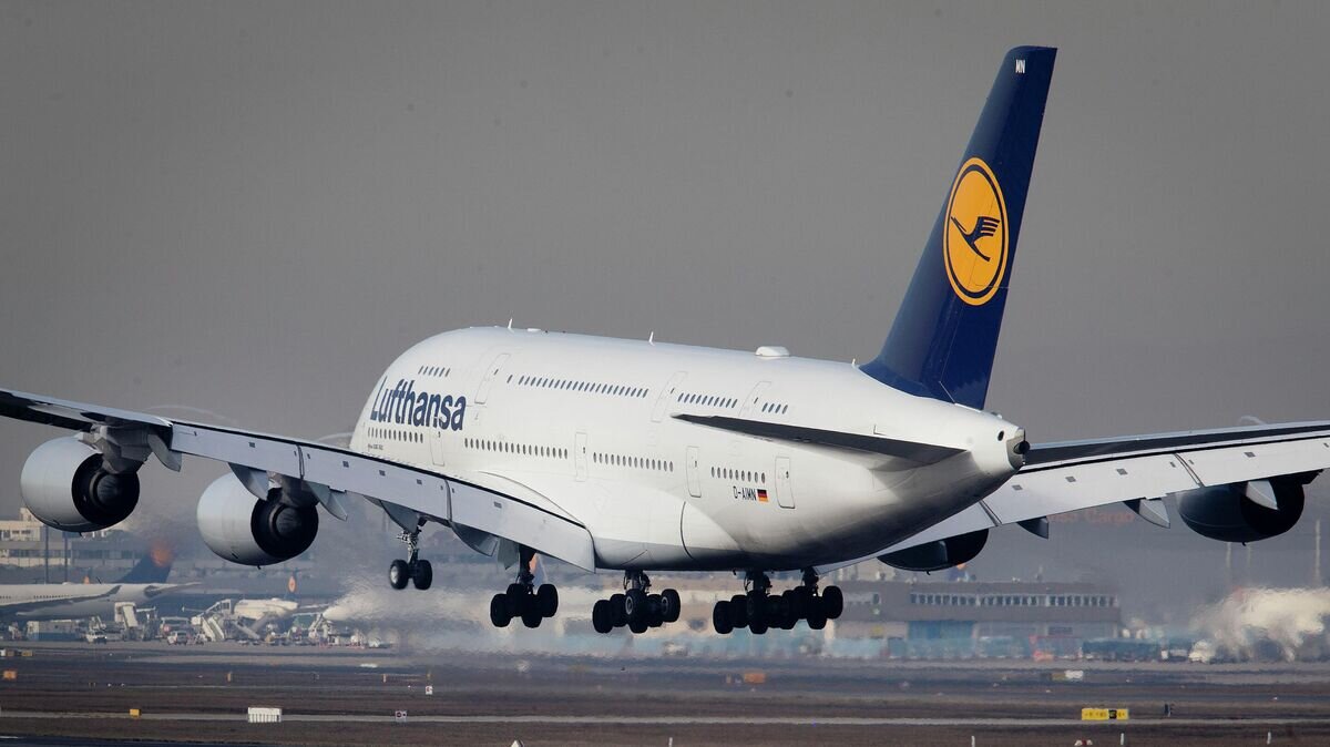    Пассажирский самолет Airbus A 380 авиакомпании Lufthansa© AP Photo / Michael Probst