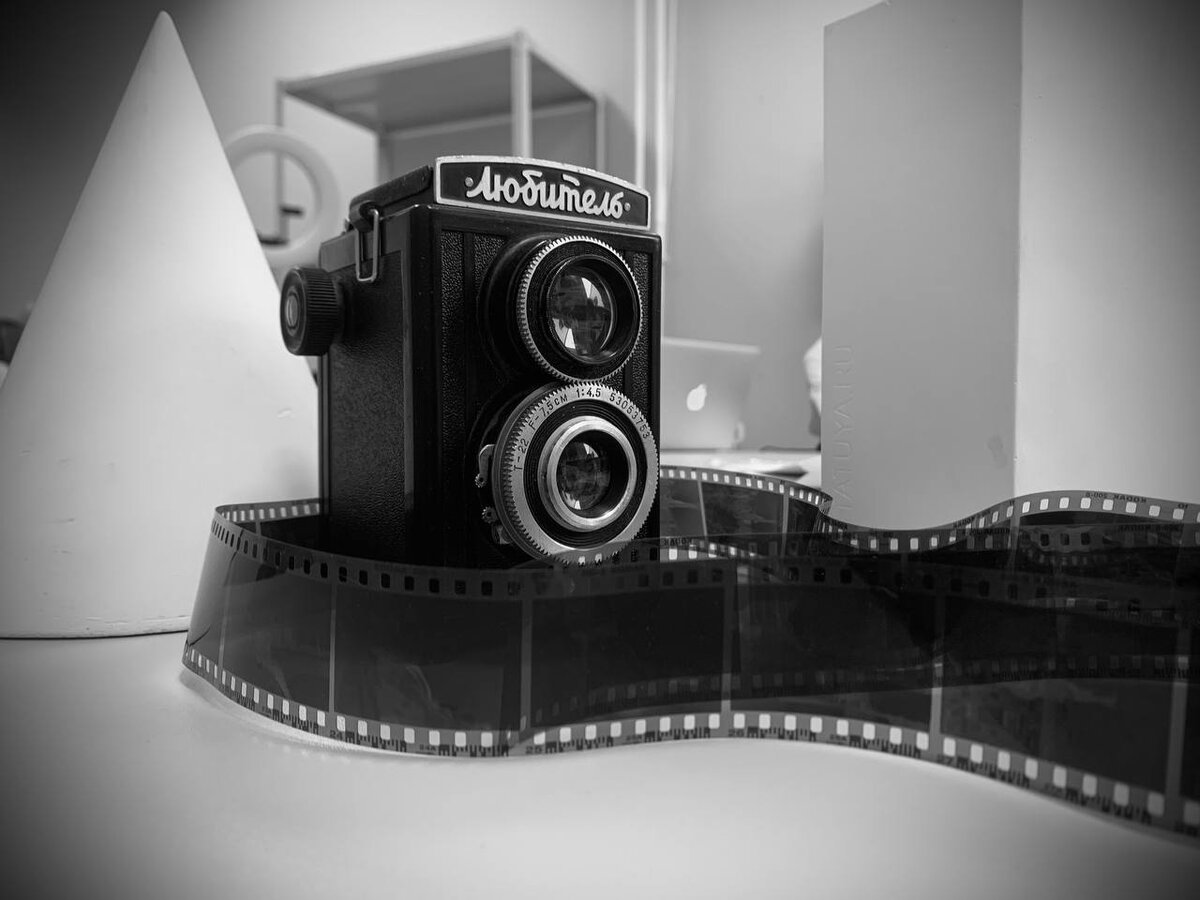 «Любитель» не использовал такую пленку но ради красивого кадра взяли пленку 35 мм ¯\_(ツ)_/¯