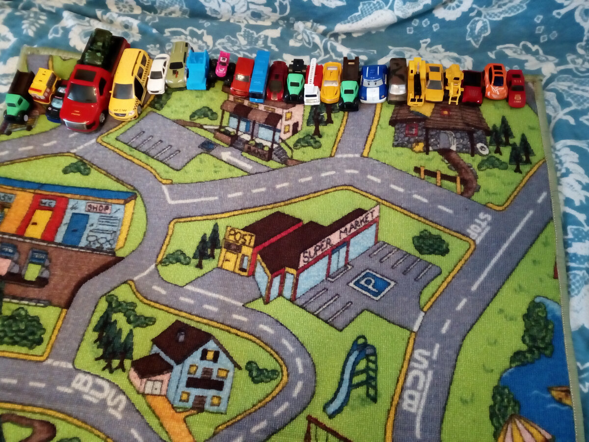 Вот так, как у нашего младшего внука машинки готовы к старту, так и мы, взрослые пенсионеры, должны встать на старт в расхламлении наших дач, гаражей, старых чемоданов и чердаков. Голова - (мифологически - это тоже чердак) освободится, и уж тогда в нашей голове появится место для хорошего и нового.