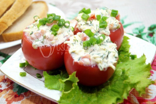 Фаршированные помидоры, это отличная быстрая закуска. Помидоры, сыр и чеснок всем знакомая компания, но попробуйте нафаршировать помидоры начинкой и вот уже готова праздничная закуска. Время приготовления 20 минут
