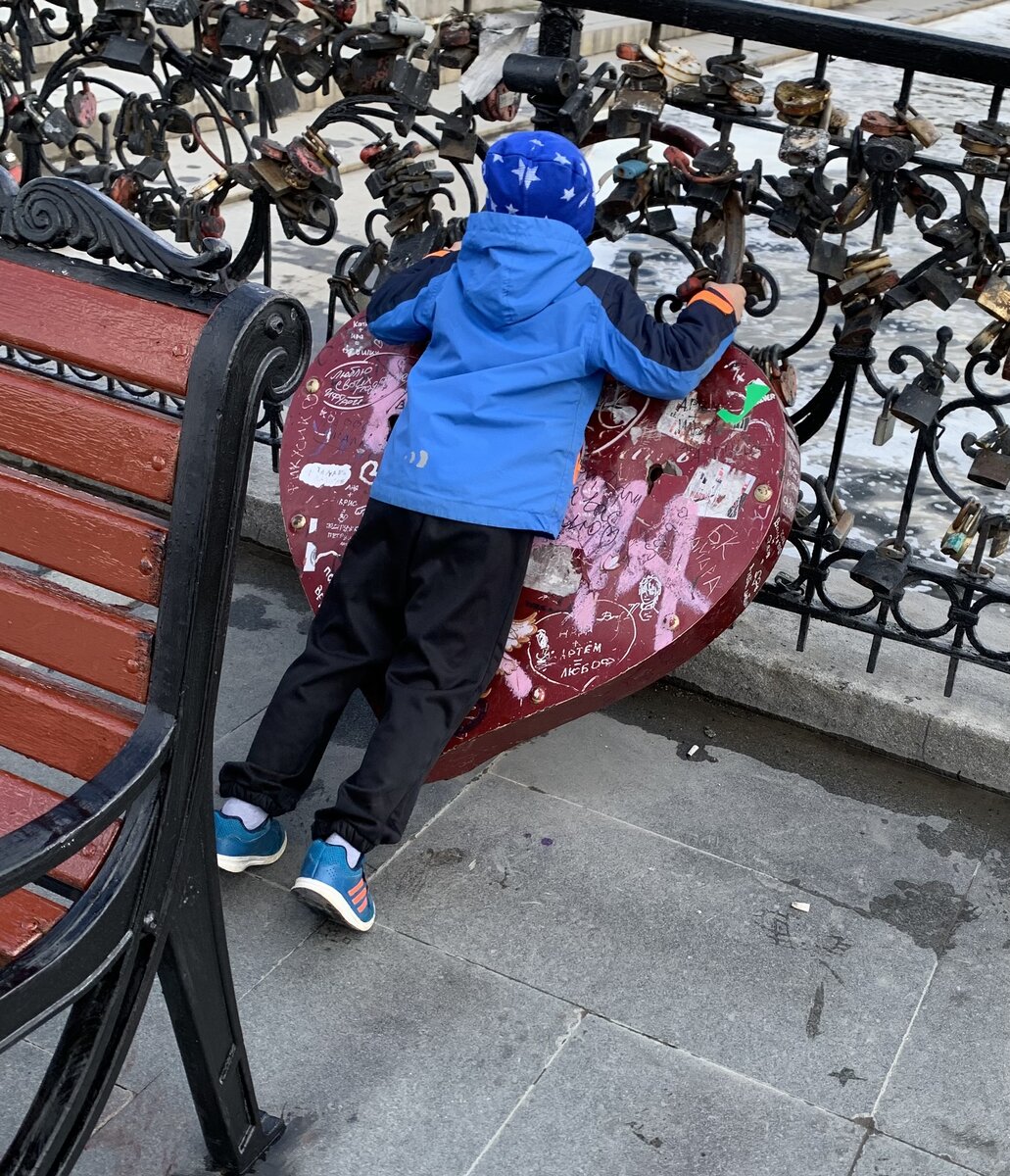 Нельзя смеяться над чувствами ребёнка, даже если кажется, что все не серьезно. Ведь ребёнок проживает их по настоящему. Детям очень важна поддержка родных.