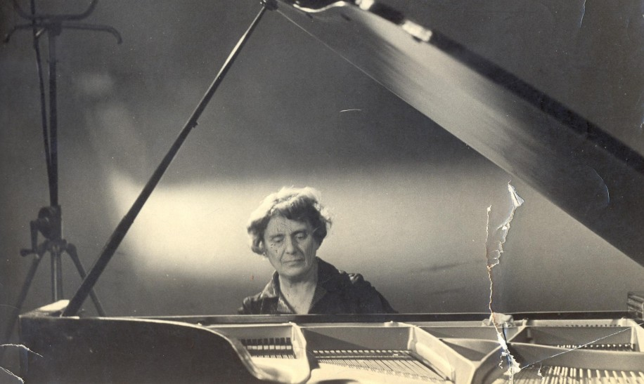 Вера Лотар-Шевченко за роялем