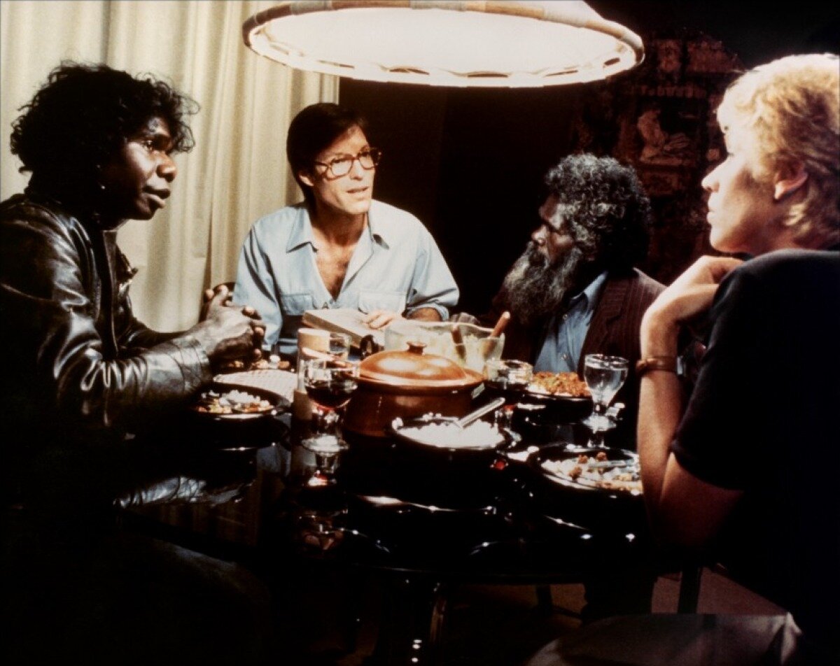 Дэвид пригласил аборигена Криса в гости, а тот пришёл вместе с Чарли