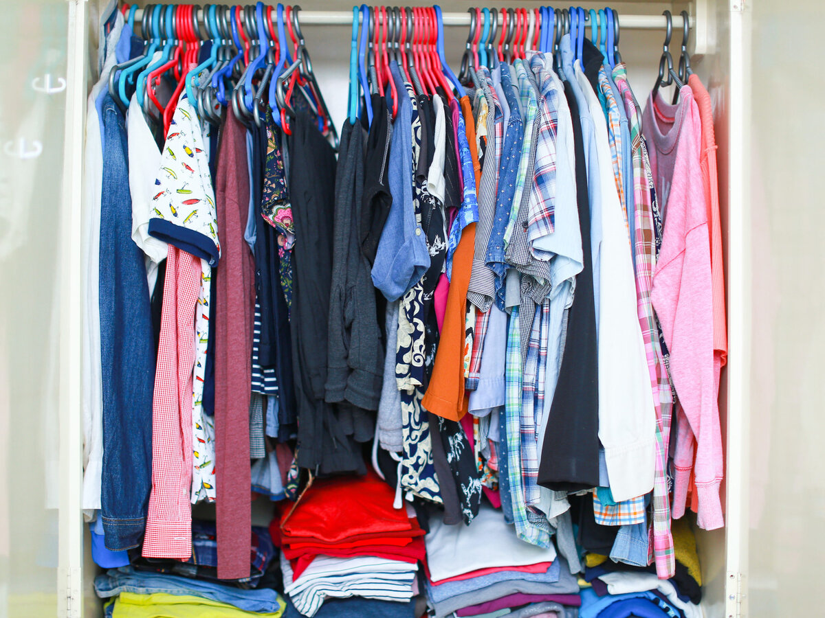 много одежды в шкафу во сне