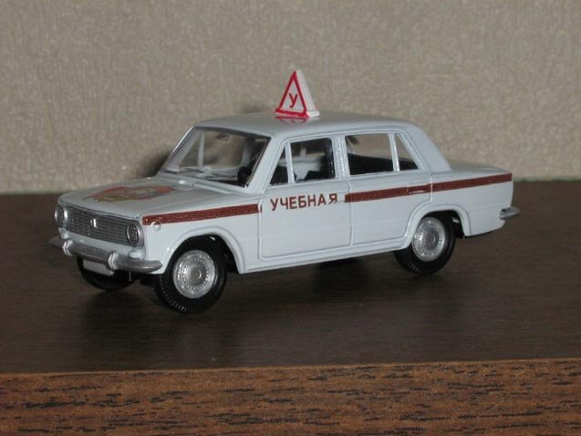 Ваз 2101 "Учебная", 00-е, ЗАО Агат. Кузов белый, бурый тамп (полоса). На капоте уже появилась символика "РОСТО", но о ней позже.