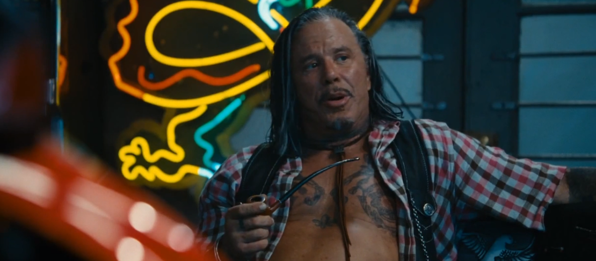 Микки Рурк. Кадр из кинофильма "Неудержимые", 2010 г., режиссер Сильвестр Сталлоне, сценаристы Дэйв Каллахэм, Сильвестр Сталлоне, композитор Брайан Тайлер (скриншот) 