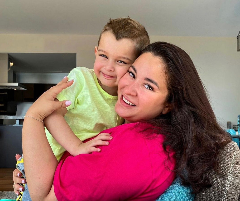 Меня зовут Вика, я — семейный психолог, телеведущая, автор книг «Это же ребенок» и «Это же любовь» и мама троих детей. Добро пожаловать на мой канал!