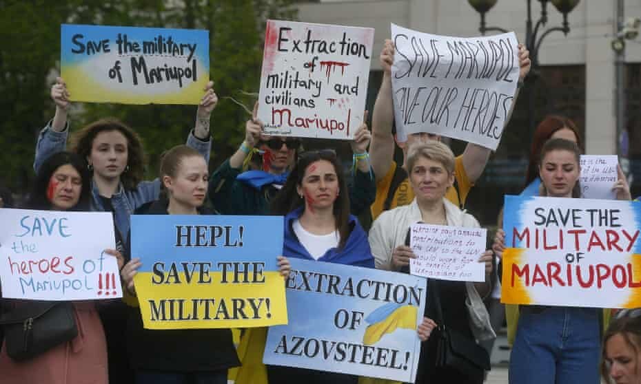 Как нацистская полиция не запрещала, западные журналисты все же сумели сделать снимок участниц несогласованной акции с плакатами, содержащими крик души «протестувальниц».