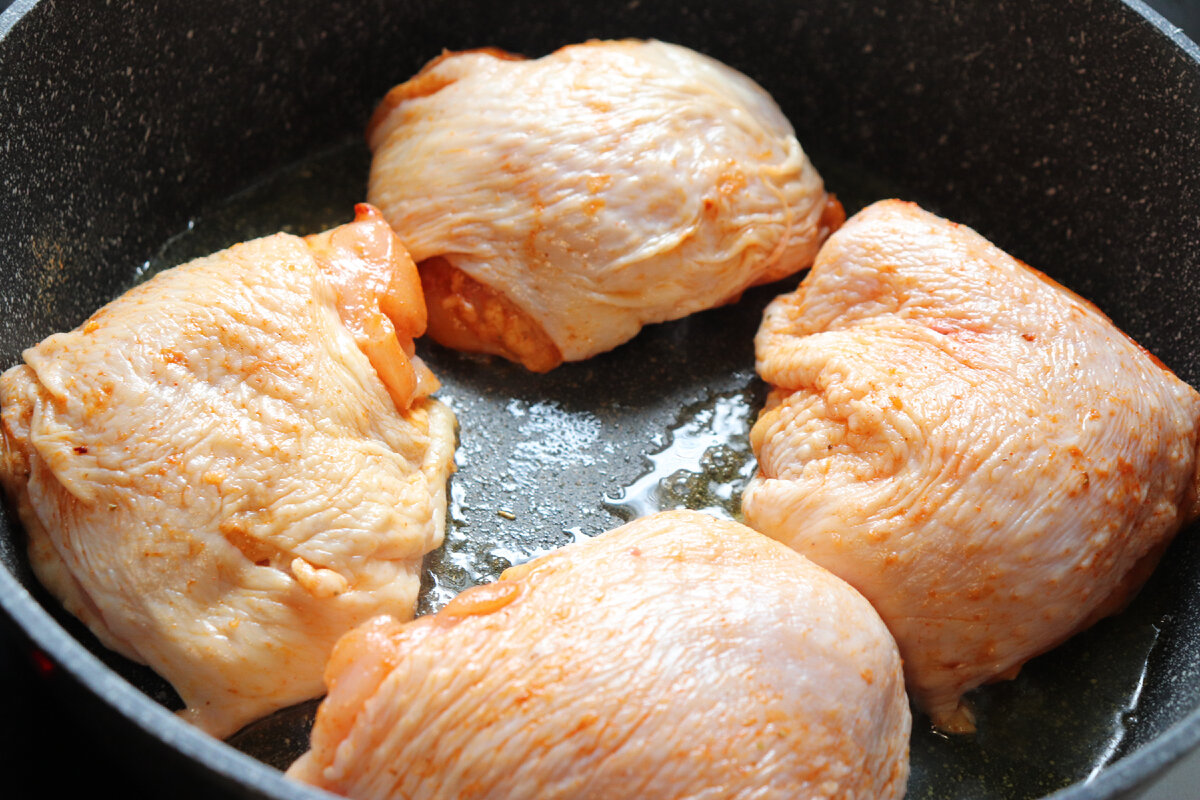 Как приготовить куриные бедра на сковороде рецепт с фото пошагово