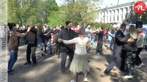 Вальс-Мазурка. Бальные танцы в День Санкт-Петербурга в центре города у Адмиралтейского фонтана. OPEN AIR 27.05.2022